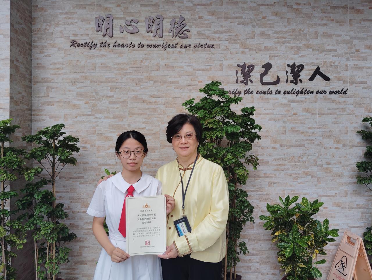 校長劉瑤紅博士與張嘉欣同學合影